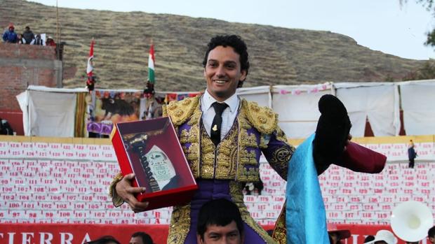 El sevillano Oliva Soto sale a hombros