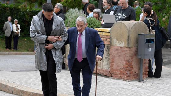 El historiador y crítico de la música Roger Alier i Aixala, biógrafo de la soprano, también ha acudido al funeral
