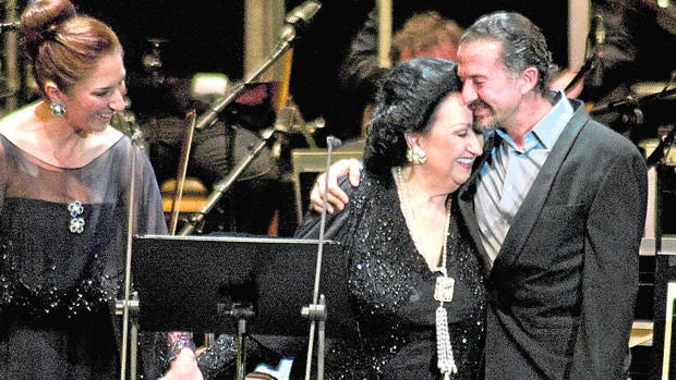 Montserrat Caballé y José María Cano se abrazan, en presencia de Montserrat Martí, en un concierto en Madrid en 2012