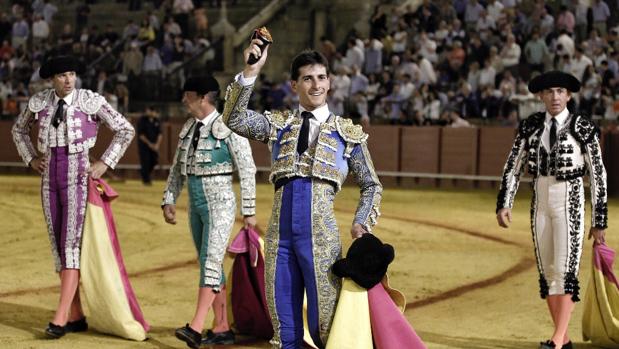 García Navarrete con el trofeo que cortó en la Maestranza en junio