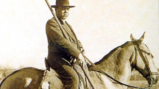 Fernando Villalón, a caballo