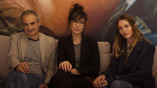 Oliver Assayas junto a las actrices Nora Hamzawi y Christa Théret