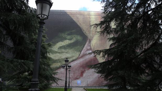 Primera de las 15 lonas que se van a desplegar en la fachada del edificio de Villanueva, sede del Prado