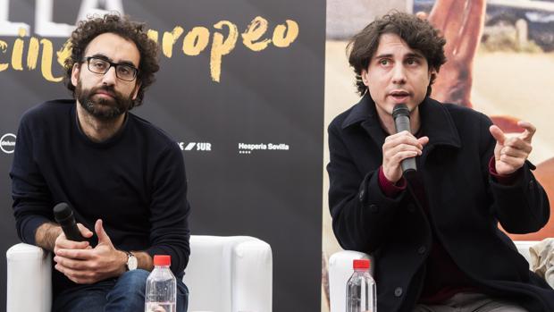 El director Jonás Trueba (d), acompañado del historiador cinematográfico Luís E. Parés