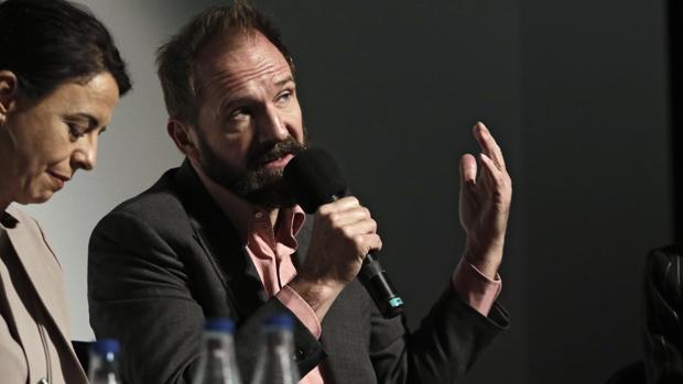 El actor y director Ralph Fiennes durante el encuentro celebrado en Sevilla este viernes