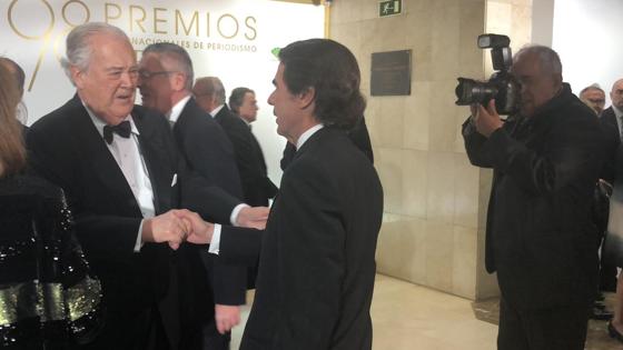 El exmandatario José María Aznar saluda a Santiago Ybarra, presidente de Honor de Vocento