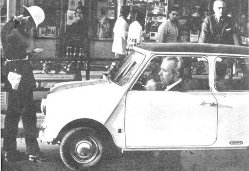 Fotomontaje que protagonizó la portada de ABC en 1971: Arias Navarro, multado por un Policía municipal