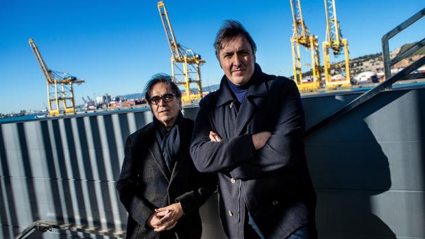 El comisionado del instituto de Cultura de Barcelona, Joan Subirats (i), y el comisario de BCNegra, Carlos Zanón, posan en el puerto de Barcelona