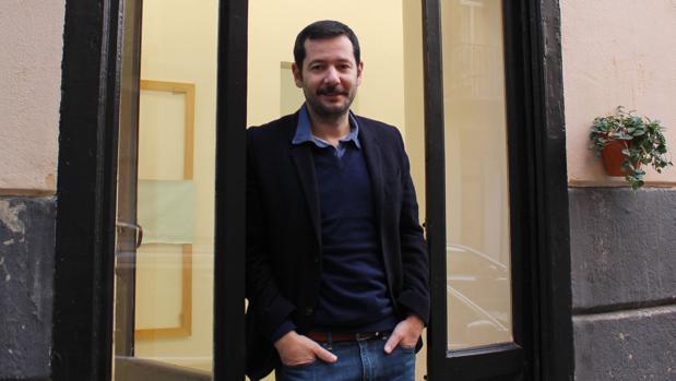Sebastián Rosselló posa en la puerta de su galería