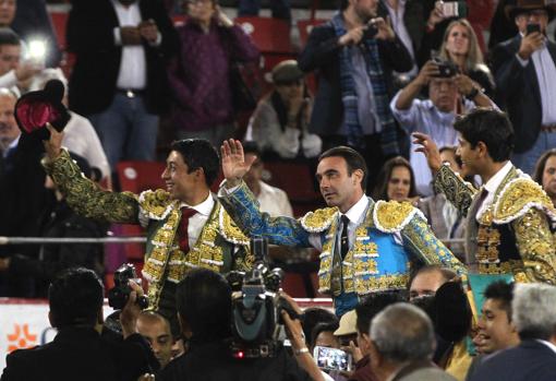 Sergio Flores, Enrique Ponce y Luis David Adame abandonan a hombros el coso mexicano