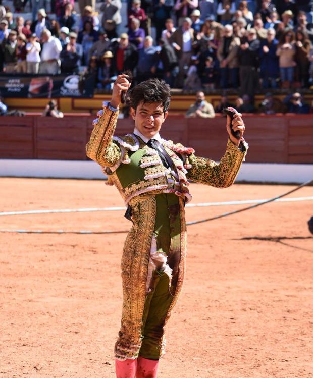 Juanito, con la taleguilla rota, pasea las dos orejas que cortó al novillo que lo cogió
