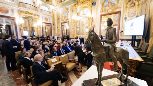 Imagen de los invitados al acto de entrega del Bernardo de Gálvez