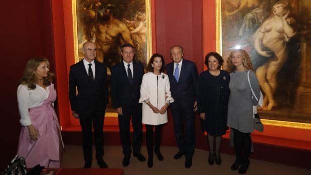 El alcalde Juan Espadas e Isabel de León, junto a otras autoridades y pesonalidades en la inauguración