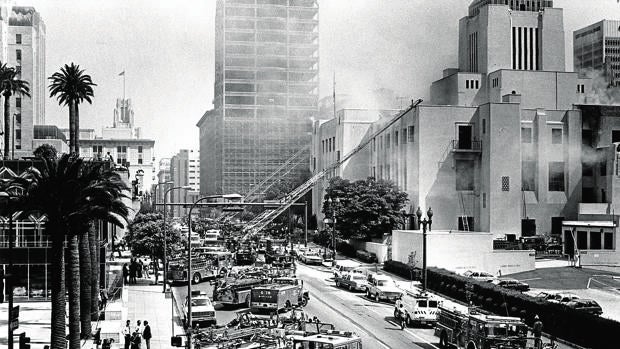 El incendio de la Biblioteca de Los Ángeles como podía verse desde la calle Quinta