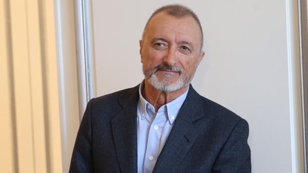 Arturo Pérez-Reverte lidera la lista de libros más vendidos con «Una historia de España»