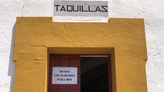 Cartel de «No hay localidades para hoy» en la Maestranza