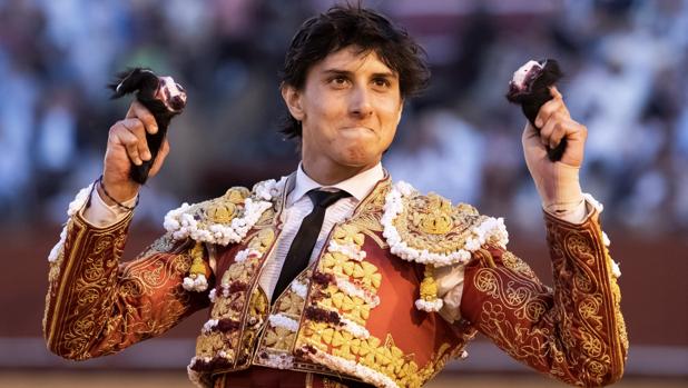 El diestro peruano Roca Rey saluda con las dos orejas que cortó a su segundo toro