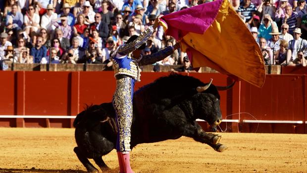 El diestro López Simón, con el capote en su primer toro de la tarde