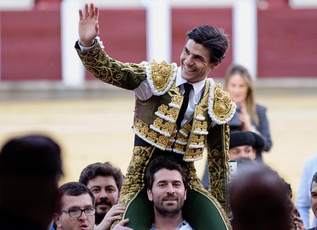 El diestro Pablo Aguado sale a hombros en la corrida de San Pedro Regalado celebrada este domingo en Valladolid