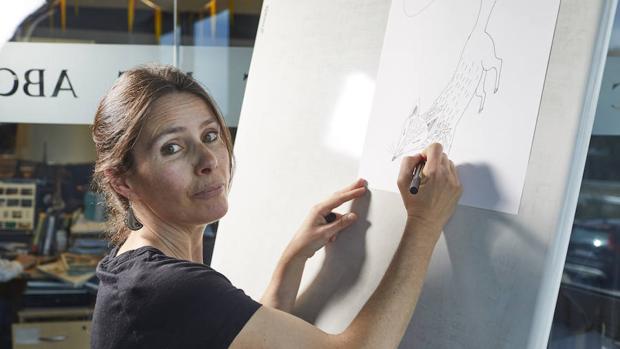 Mar Ferrero, haciendo un dibujo en la redacción de ABC