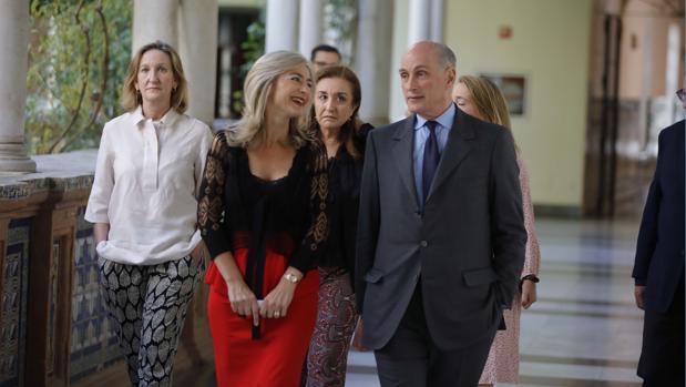 Patricia del Pozo junto a Bernard Ruiz-Picasso, el miércoles en el Museo de Bellas Artes