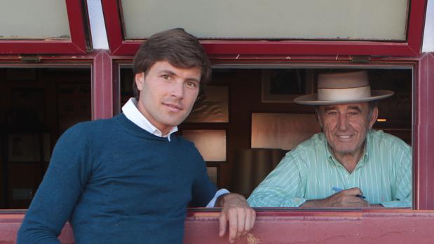 El torero Juan Leal junto al ganadero Ricardo Gallardo