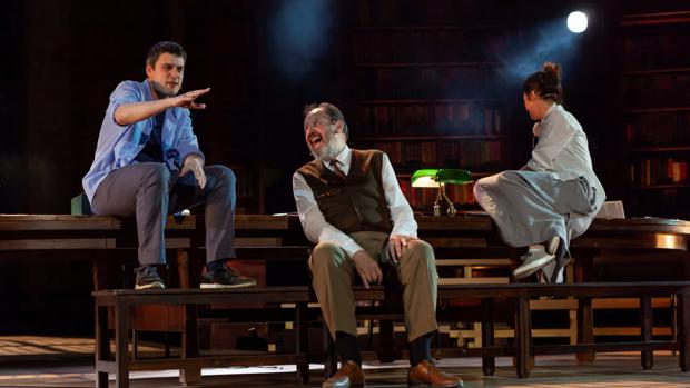 De izquierda a derecha: los actores Bernat Quintana, José María Pou y Miranda Gas, durante el ensayo general de la obra "Viejo amigo Cicerón"