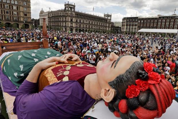 Una multitud visita la impresionante estatua de Frida Kahlo recostada sobre la cama en la muestra «Los Colores de Frida Kahlo» en el Zócalo, la plaza central de Ciudad de México el pasado 6 de julio de 2019