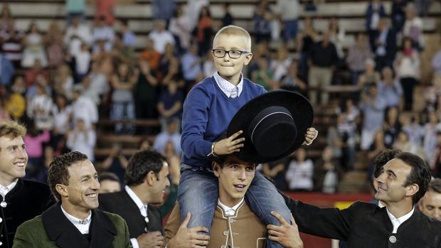 El pequeño Adrián, a hombros en el festival solidario en Valencia