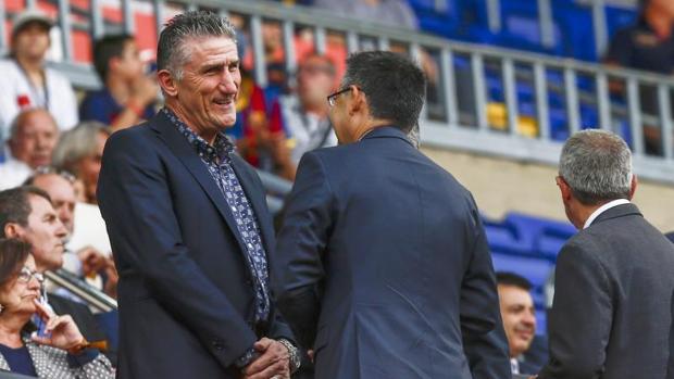 Edgardo Bauza charla con el presidente del Barcelona, Josep Maria Bartomeu, durante el trofeo Joan Gamper
