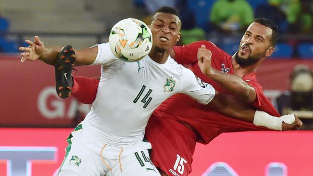 Jonathan Kodjia, izquierda, y el togolés Alaixys Romao pugnan por la pelota