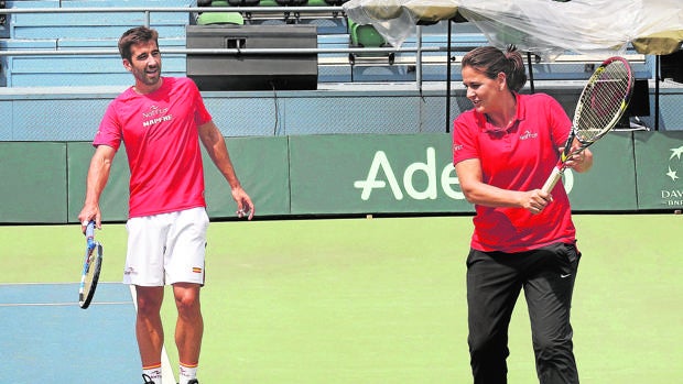 El tenista Marc López junto a Conchita Martínez en un entrenamiento de la Copa Davis