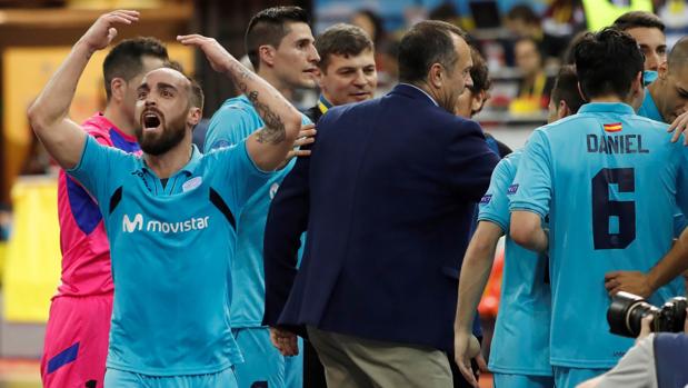 Ricardinho, arengando a la grada