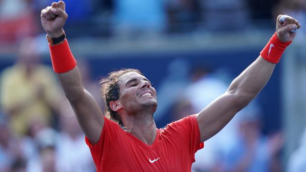 Rafa Nadal celebra su victoria sobre Stefanos Tsitsipas