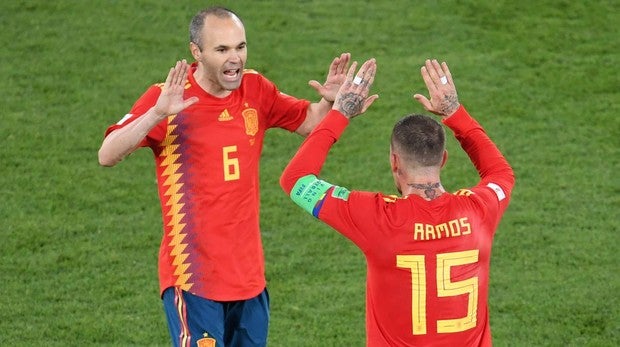 Iniesta se saluda con Sergio Ramos en un partido del Mundial de Rusia 2018