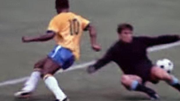 Pelé regatea a Mazurkiewicz sin tocar el balón