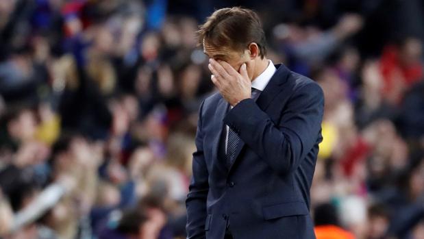 Lopetegui se lamenta durante el clásico del Camp Nou