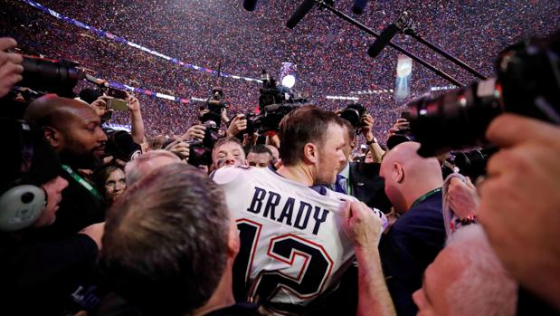 Tom Brady, felicitado entre una nube de cámaras después de su sexto título con los Patriots