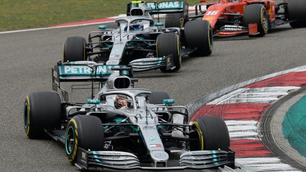 Hamilton y Bottas controlan la carrera