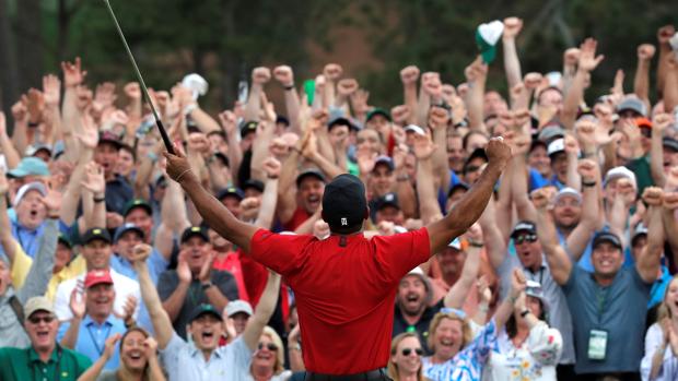 Tiger Woods festeja su triunfo en Augusta