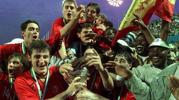 La selección española sub 20 celebra la conquista del Mundial en Nigeria 1999