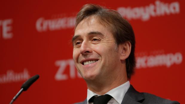 Julen Lopetegui en la rueda de prensa en la presentación con el Sevilla