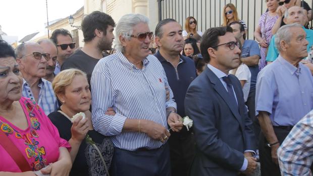 El padre de José Antonio Reyes, arropado por el abogado de la familia en el funeral en Utrera