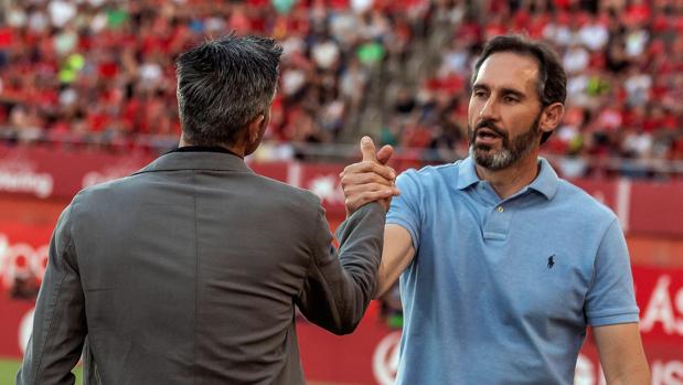 Vicente Moreno saluda a Martí en el partido por el ascenso a Primera división