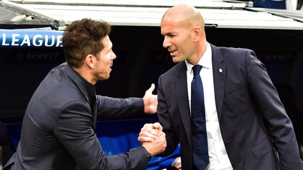Simeone y Zidane en el derbi del 2 de mayo de 2017, en el Bernabéu