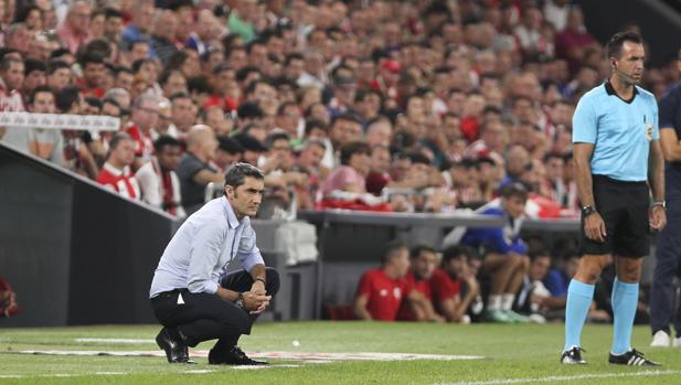Valverde durante el partido del Barcelona en San Mamés