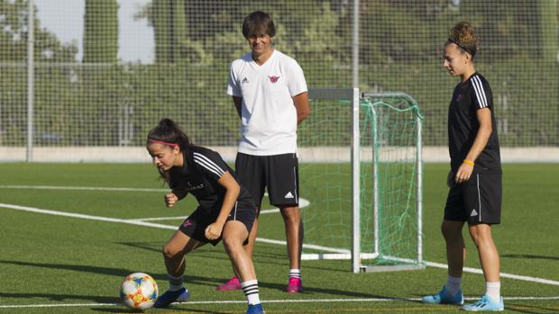 David Azanar observa el ejercicio de sus jugadoras en un entrenamiento