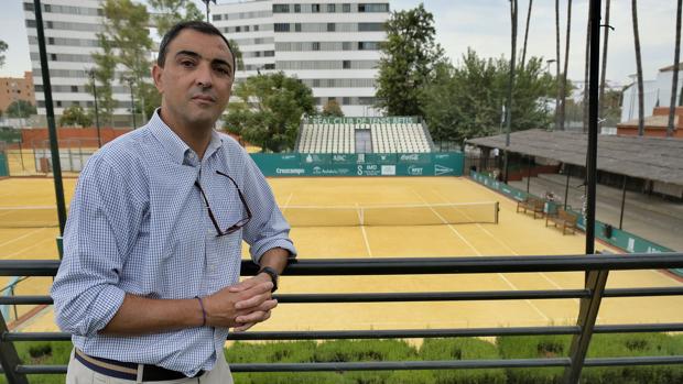José María León, director de la Copa Sevilla, ante la pista central del Tenis Betis