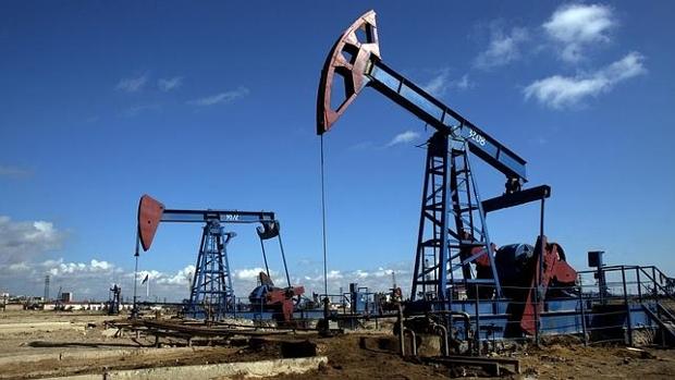 El barril de petróleo supera de nuevo los 50 dólares