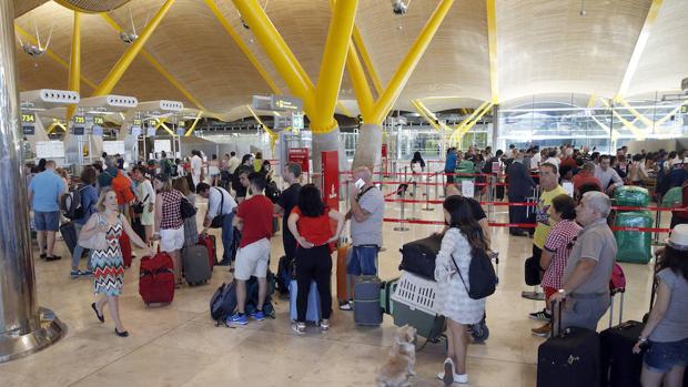 Pasajeros esperando a facturar en el aeropuerto de Barajas